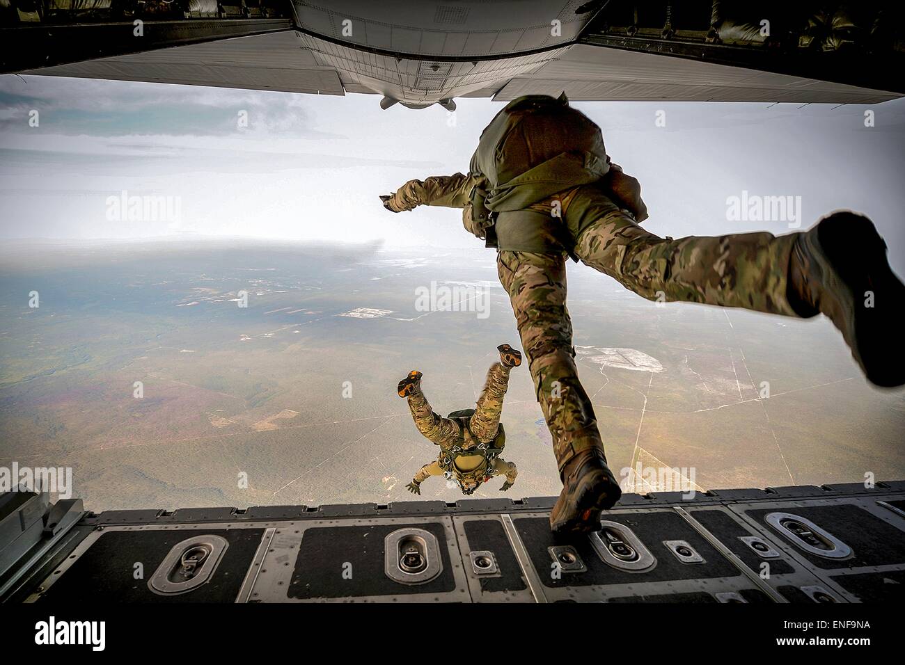 Les bérets verts de l'Armée américaine à partir de la 7e Groupe des forces spéciales de sauter d'un avion Hercules C-130H3 au cours de l'Émeraude Warrior à Hurlburt Field le 1 mai 2015 à Fort Walton Beach, en Floride. Banque D'Images