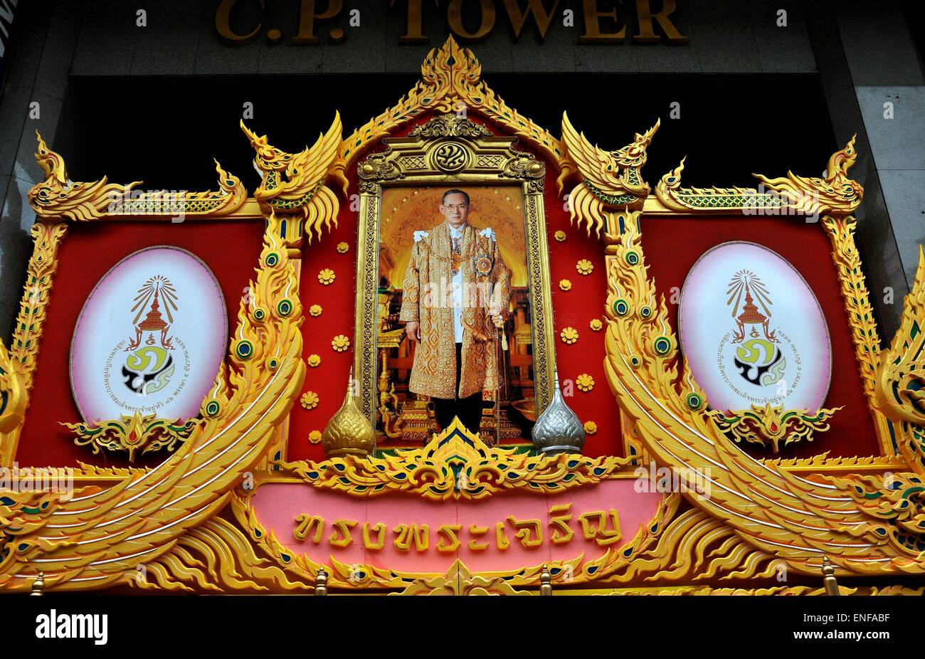 Bangkok, Thaïlande : une photo de Thaïlande Bhumibol le bien-aimé dans un cadre doré ouvragé Banque D'Images