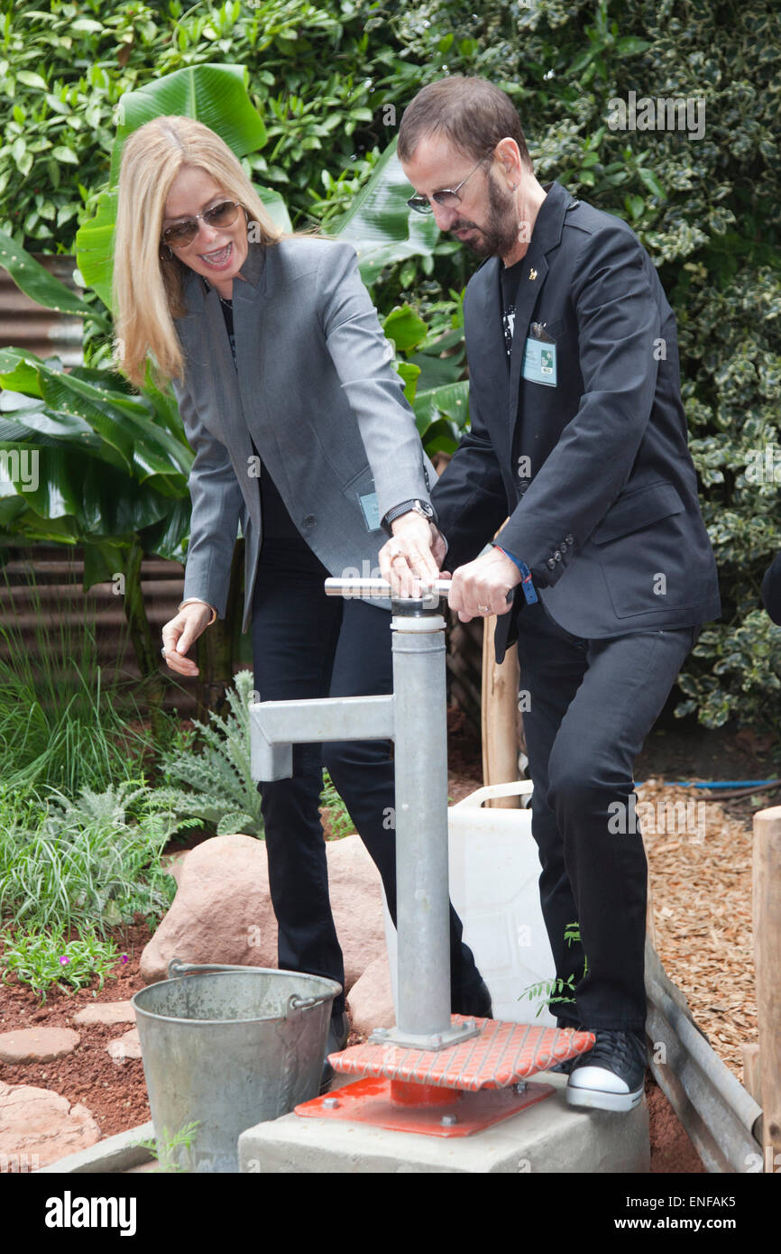 Ringo Starr et sa femme Barbara Bach en pompant de l'eau à l'Herbert Smith Jardin pour WaterAid. RHS Chelsea Flower Show 2012 - Journée de la presse. Banque D'Images