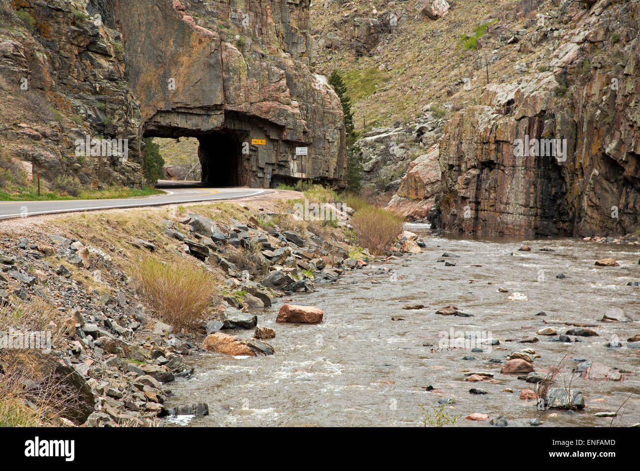 Powder Park, Colorado - un tunnel sur la State Route 14 le long de la rivière cache la poudre. Banque D'Images