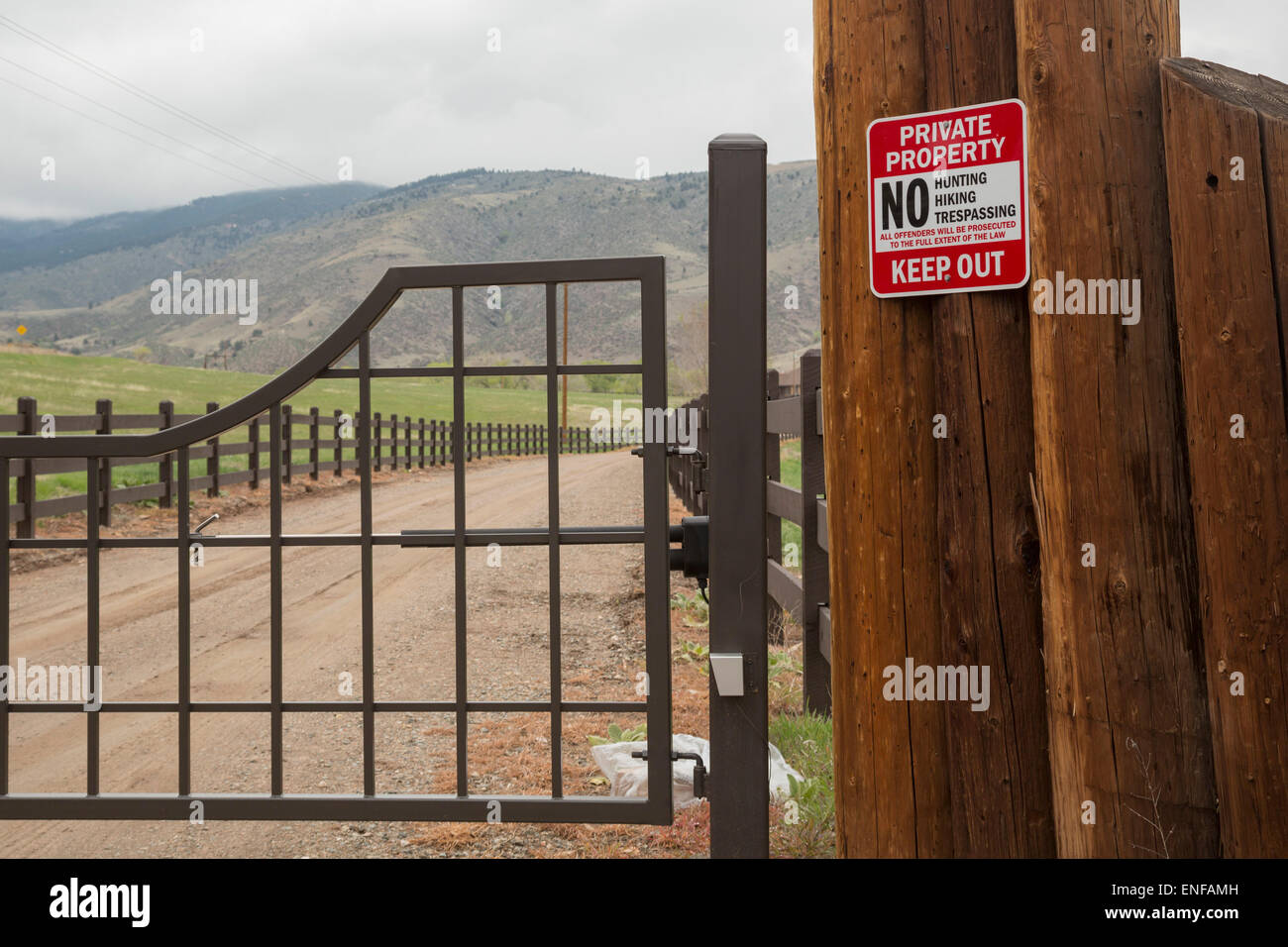 Masonville, Colorado - Un panneau posé à un ranch de gating, au pied des Rocheuses, met en garde contre l'intrusion. Banque D'Images