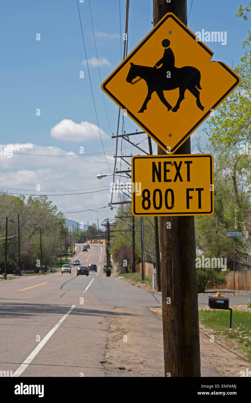 Aspen, Colorado - un panneau dans une banlieue de Denver met en garde contre les cavaliers traversent la route. Banque D'Images