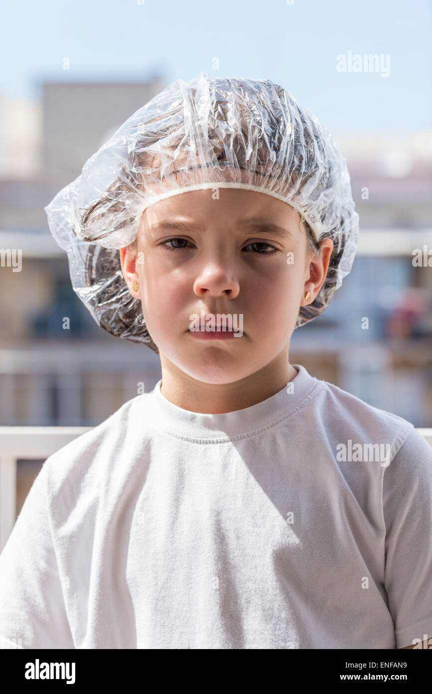 Petite fille dans un bonnet de bain à la suite d'un traitement anti-poux  Photo Stock - Alamy