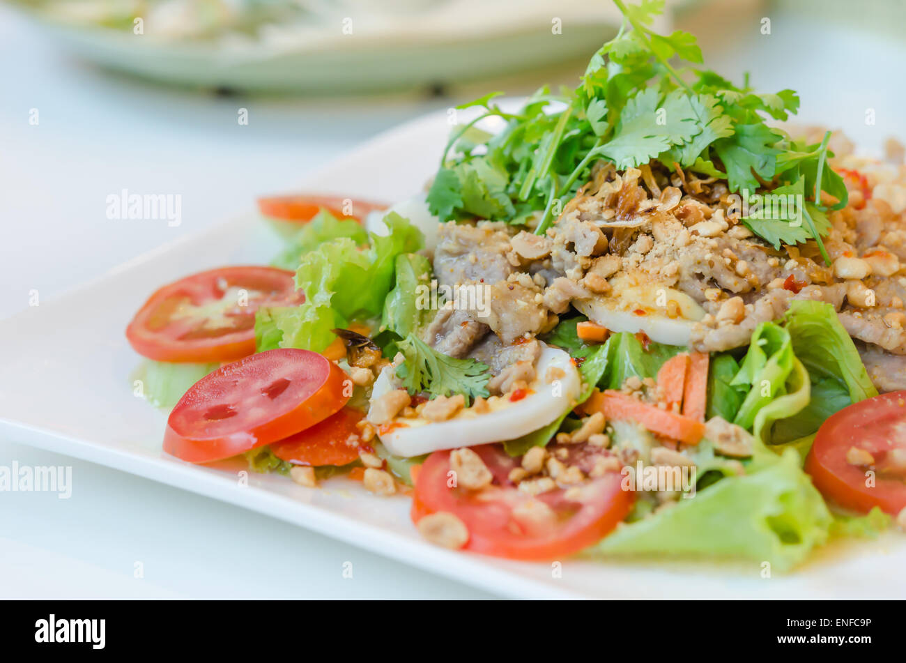 Salade épicée avec œuf , le porc et légumes frais Banque D'Images