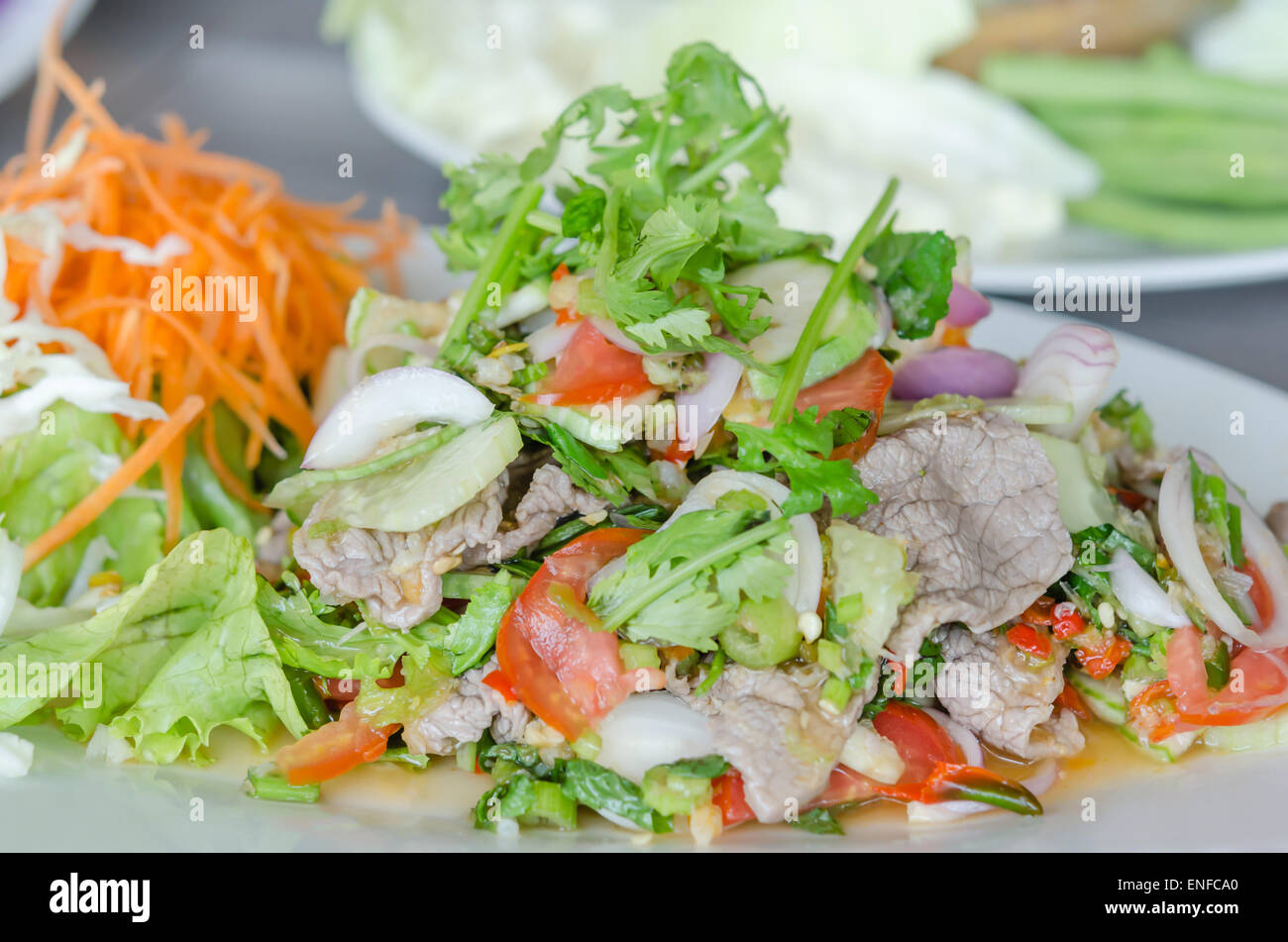 Salade de boeuf grillé épicé , une cuisine de style thaïlandais Banque D'Images