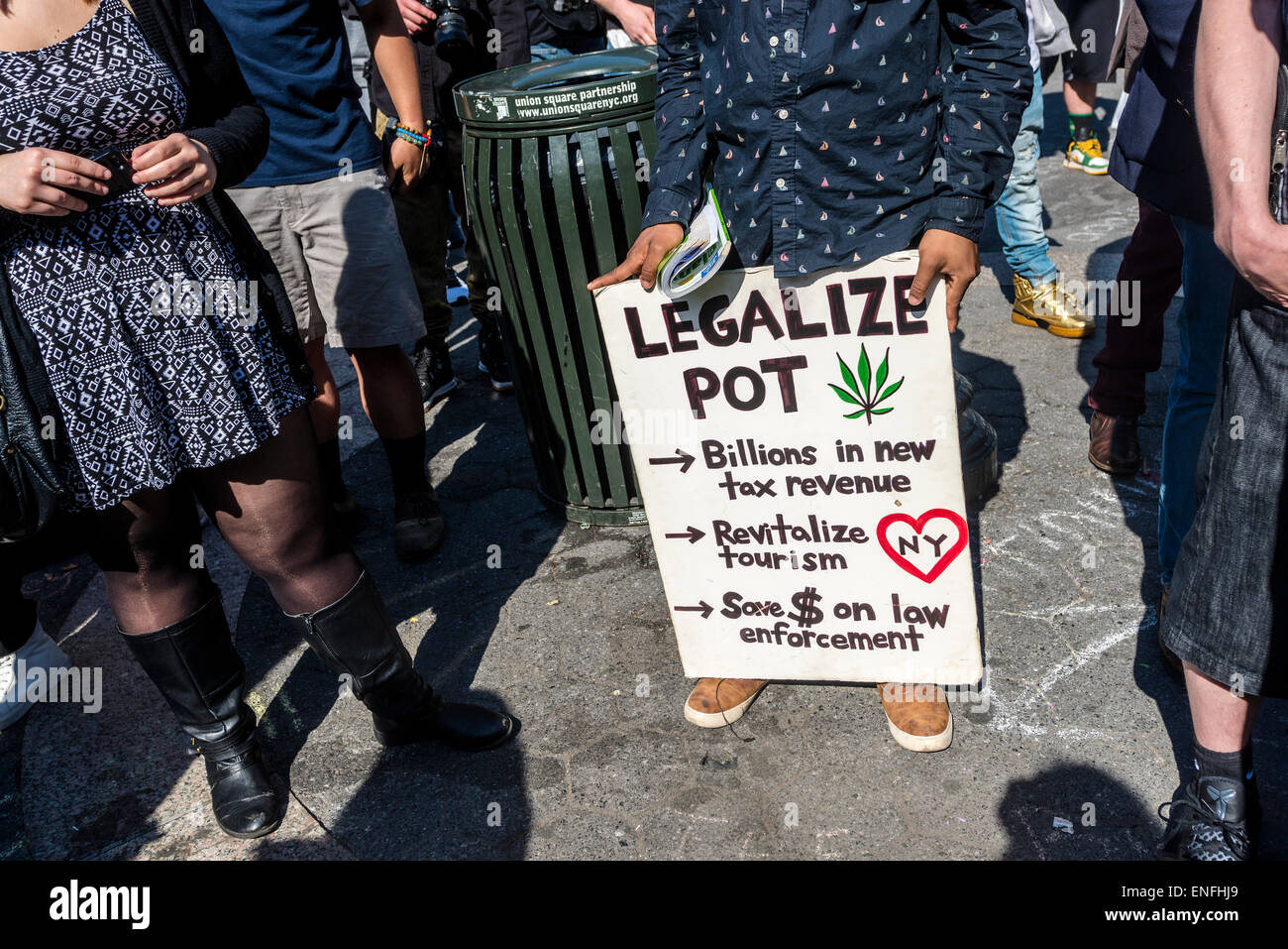 New York, USA - 2 mai 2015- les défenseurs de la Marijuana rassemblement à Union Square à exiger un marché légal du cannabis à New York City et ce qu'ils appellent la fin de l'utilisation de la loi comme un outil de contrôle social et de l'incarcération de masse. ©Stacy Walsh Rosenstock Banque D'Images