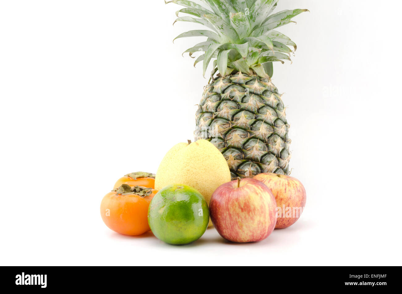 L'ananas poire chinoise persimon et orange vert isolatedon fond blanc Banque D'Images