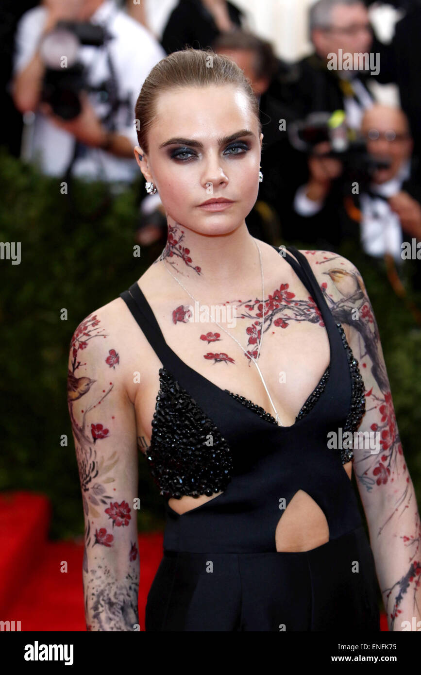 New York, USA . 4 mai, 2015. Cara Delevingne modèle assiste au Gala Costume Institute 2015 bénéfice célébrant l'exposition 'China : Through the Looking Glass" au Metropolitan Museum of Art de New York, USA, le 04 mai 2015. Photo : Hubert Boesl/dpa/Alamy Live News Crédit : afp photo alliance/Alamy Live News Banque D'Images