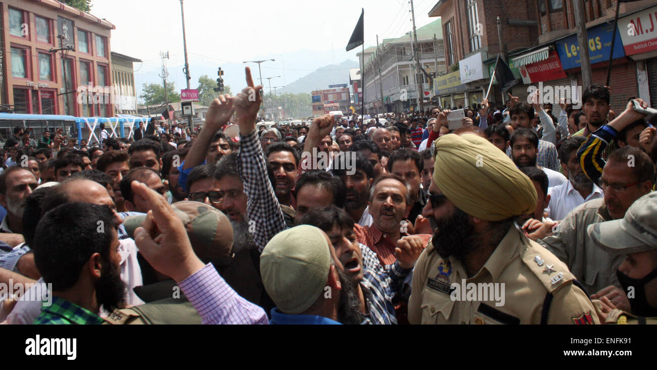 Srinagar, au Cachemire. 5 mai, 2015. Srinagar, Cachemire indien:05 mai .Iindian arrête la police au cours de la manifestation des commerçants du cachemire et Cachemire Bandh pendant ce temps, réitérant son appel pour le Cachemire Bandh le 5 mai quand les Secrétariat est la réouverture dans la capitale d'été,Président, KTMF, Mohammed Yaseen a fait appel de la fraternité des commerçants de faire l'appel à la grève un succès."En cette heure de crise, quand des milliers de sinistrés des commerçants ont été pleurer pour l'indemnisation, nous avons tous besoin de rester unis et de lutter ensemble pour nos revendications", a déclaré Khan Crédit : Sofi Suhail/Alamy Live News Banque D'Images