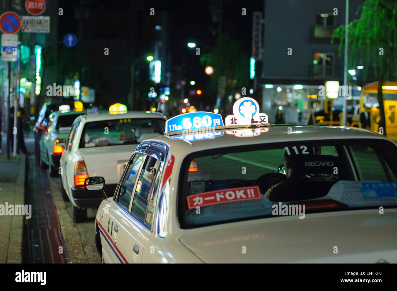 Atmosphère de la nuit au Japon : des taxis sont disponibles pour les clients dans une ville japonaise de divertissement. Station de taxis, les taxis japonais, la cabine. Banque D'Images