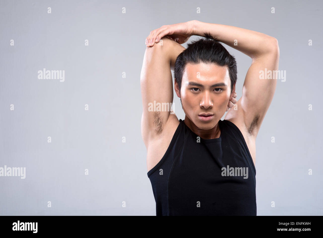 Jeune homme bras étirement avant de faire du sport Banque D'Images