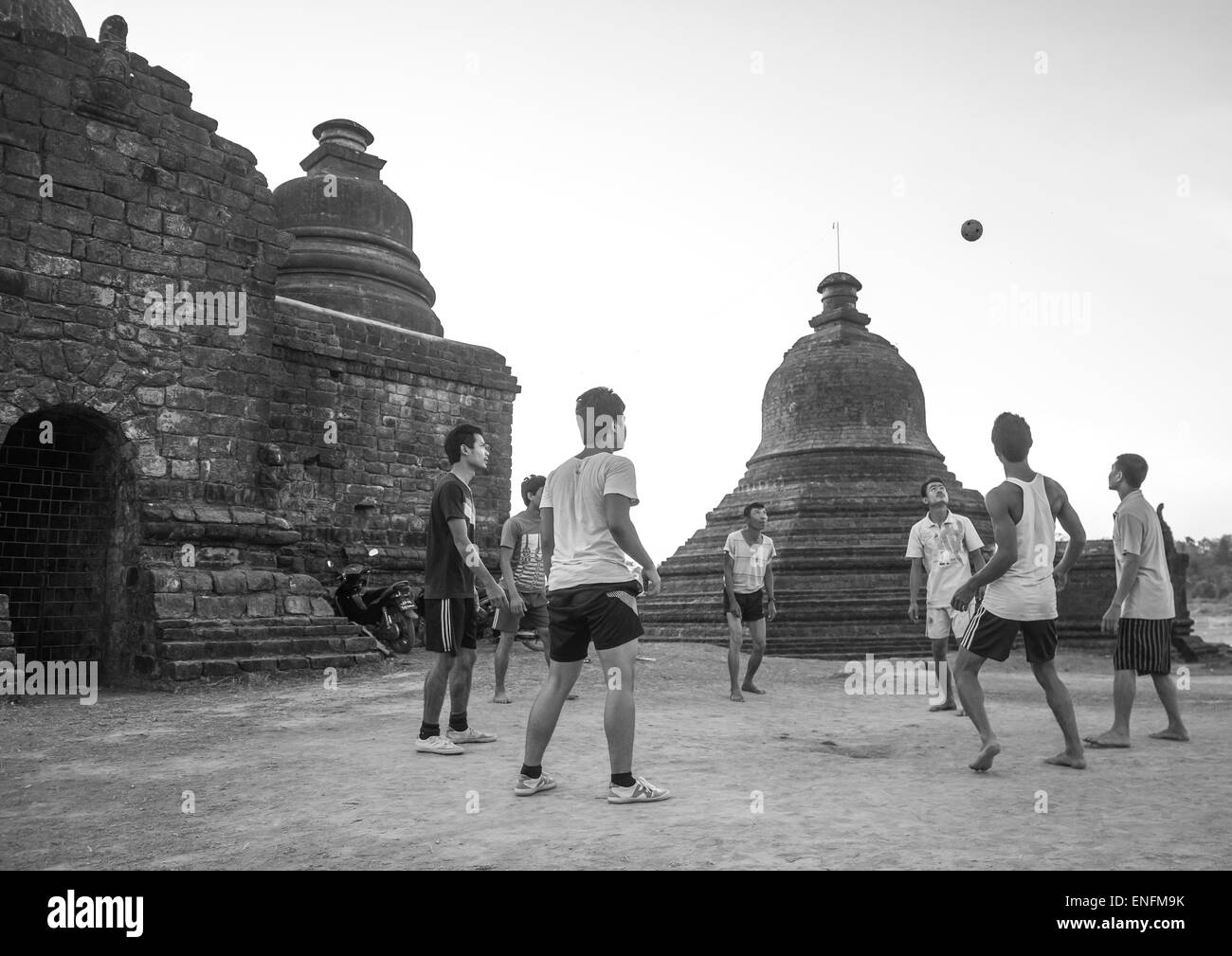 Les hommes jouant Chinlone en face de stupas, Myanmar Banque D'Images