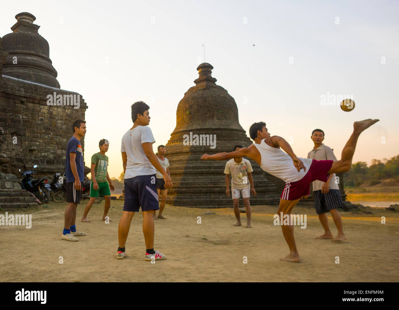 Les hommes jouant Chinlone en face de stupas, Myanmar Banque D'Images