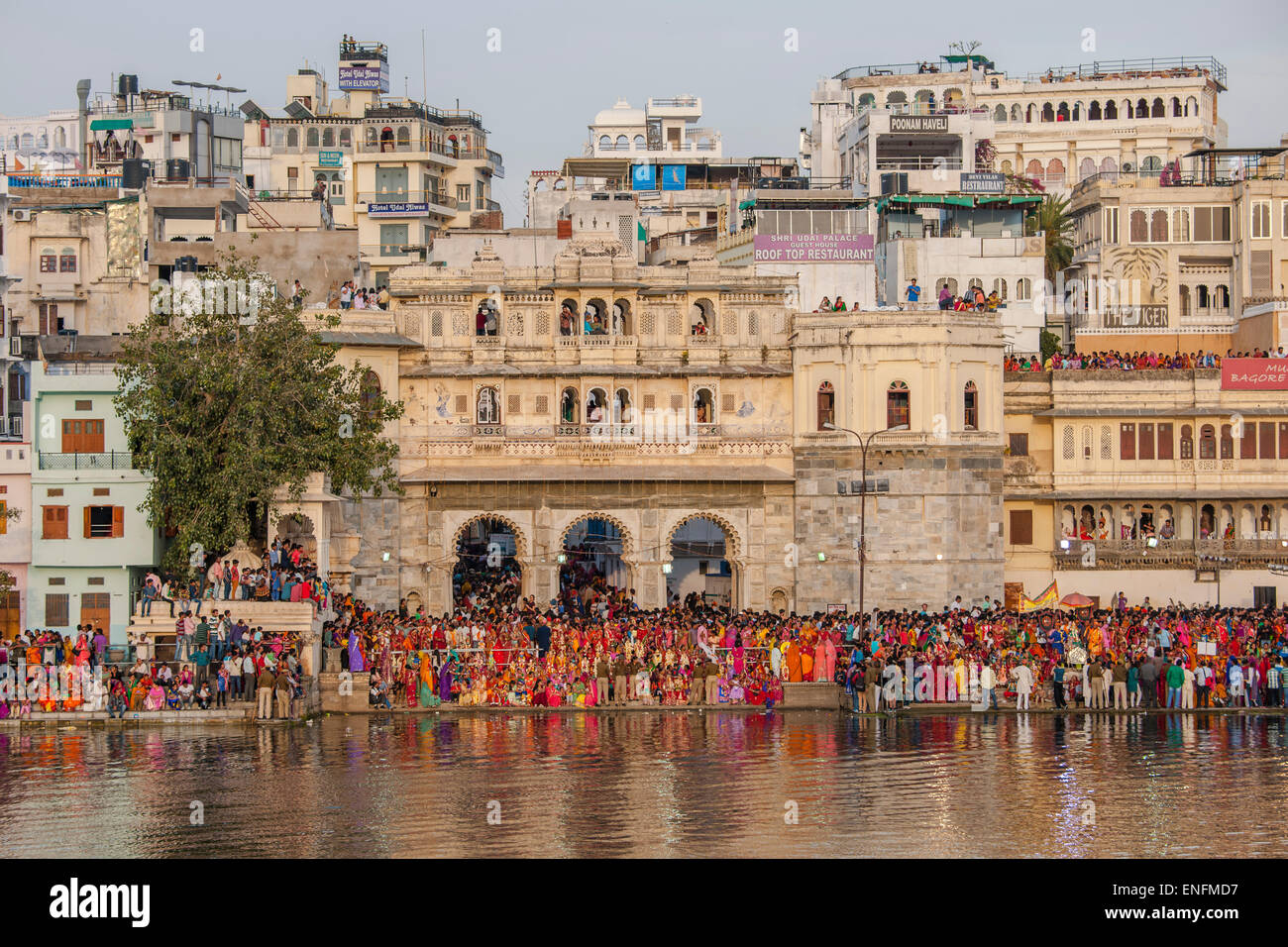 Mewar Festival, un festival pour célébrer les femmes de Seigneur Shiva et sa femme Parvati au Gangaur Ghat sur les rives du lac Pichola Banque D'Images
