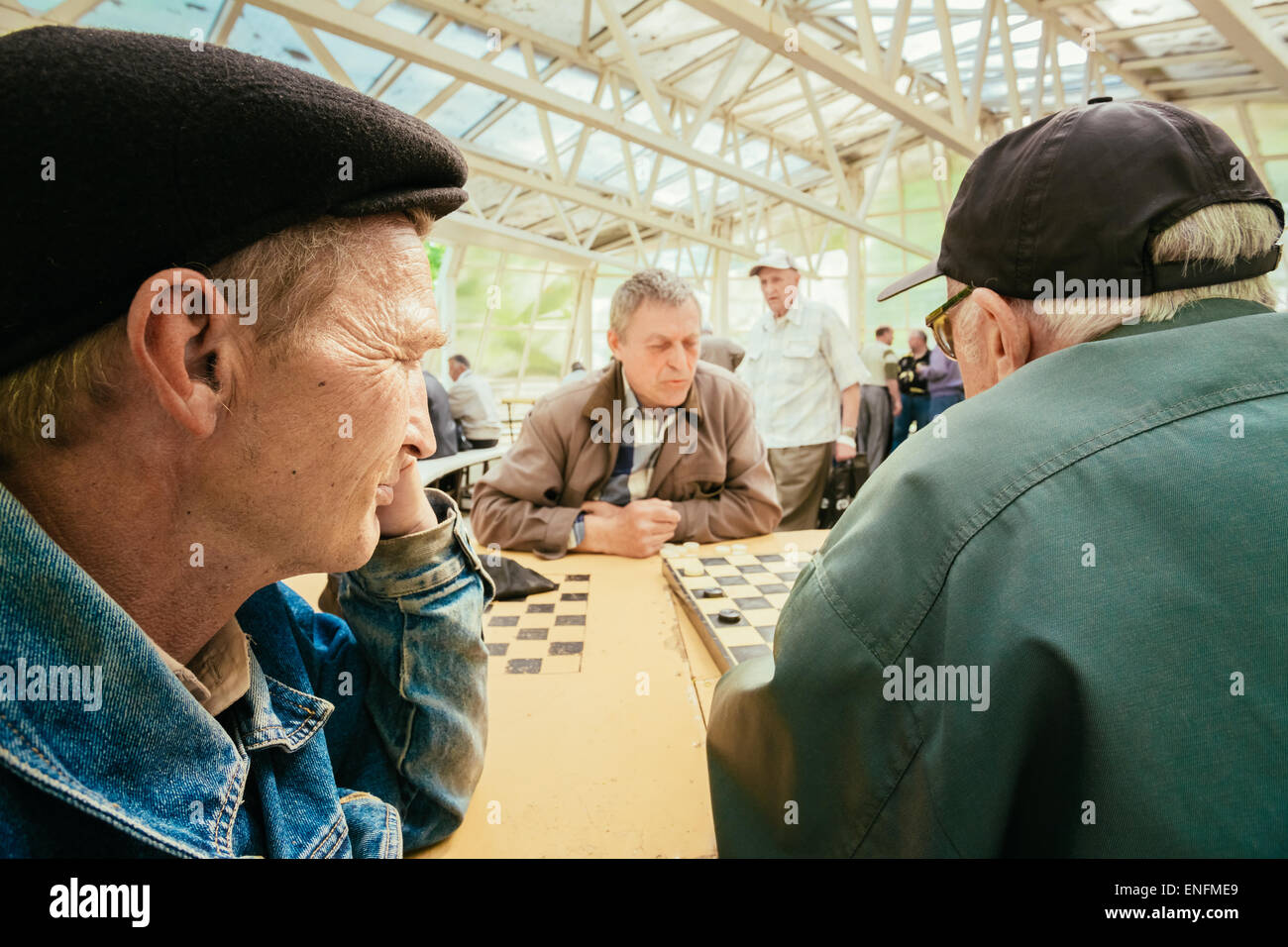 Biélorussie, MINSK - 9 mai 2014 : les retraités actifs, de vieux amis et de temps libre, les hommes s'amusant et en jouant aux échecs à city Banque D'Images
