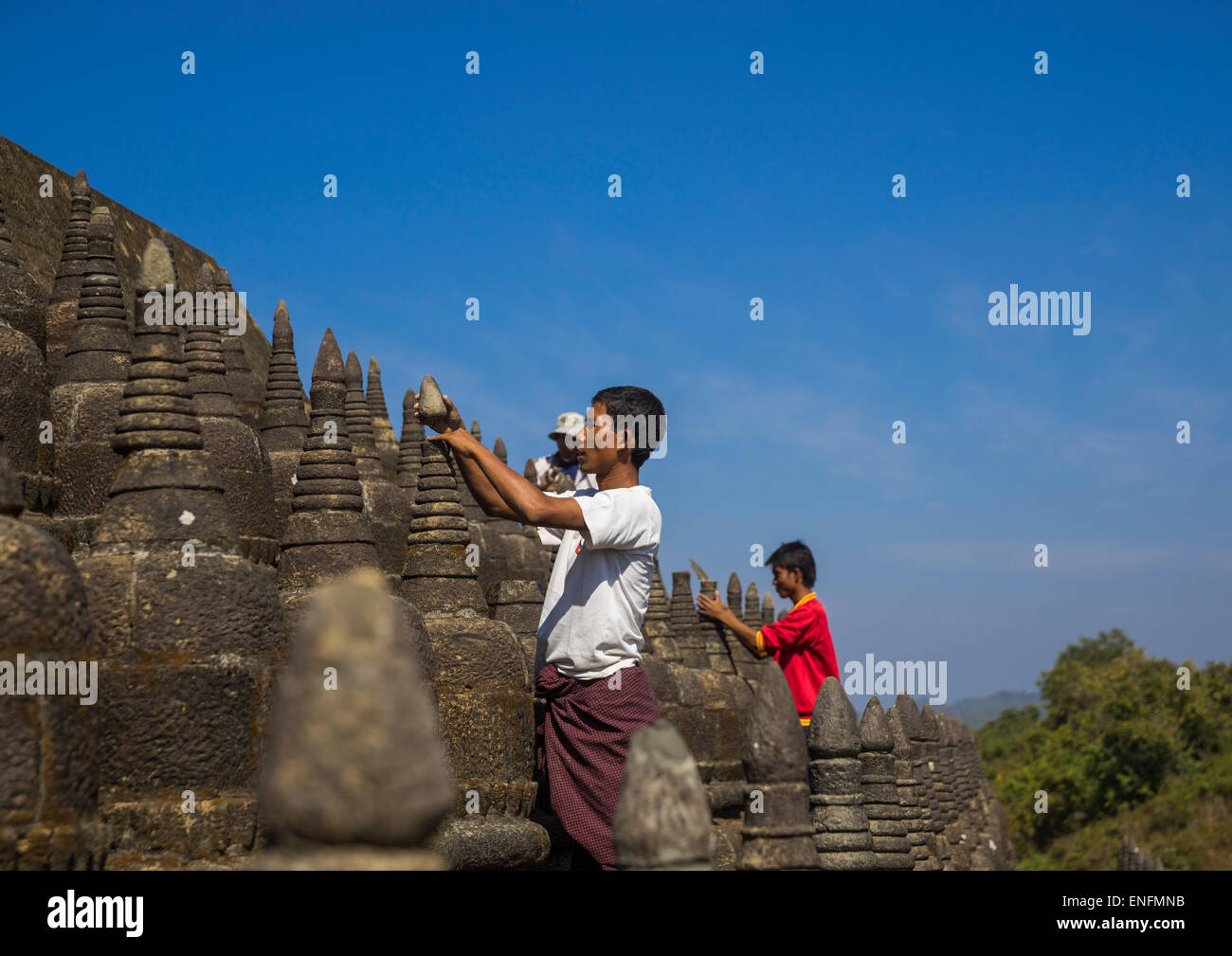 Les hommes de la restauration au Temple Kothaung Stupas, Mrauk U, Myanmar Banque D'Images