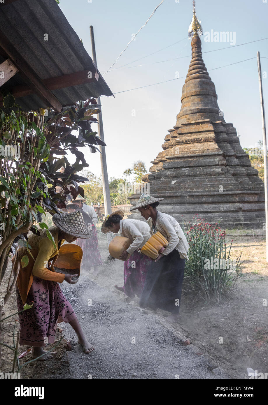Les travailleurs au Temple Sakyamanaung Paya, Mrauk U, Myanmar Banque D'Images