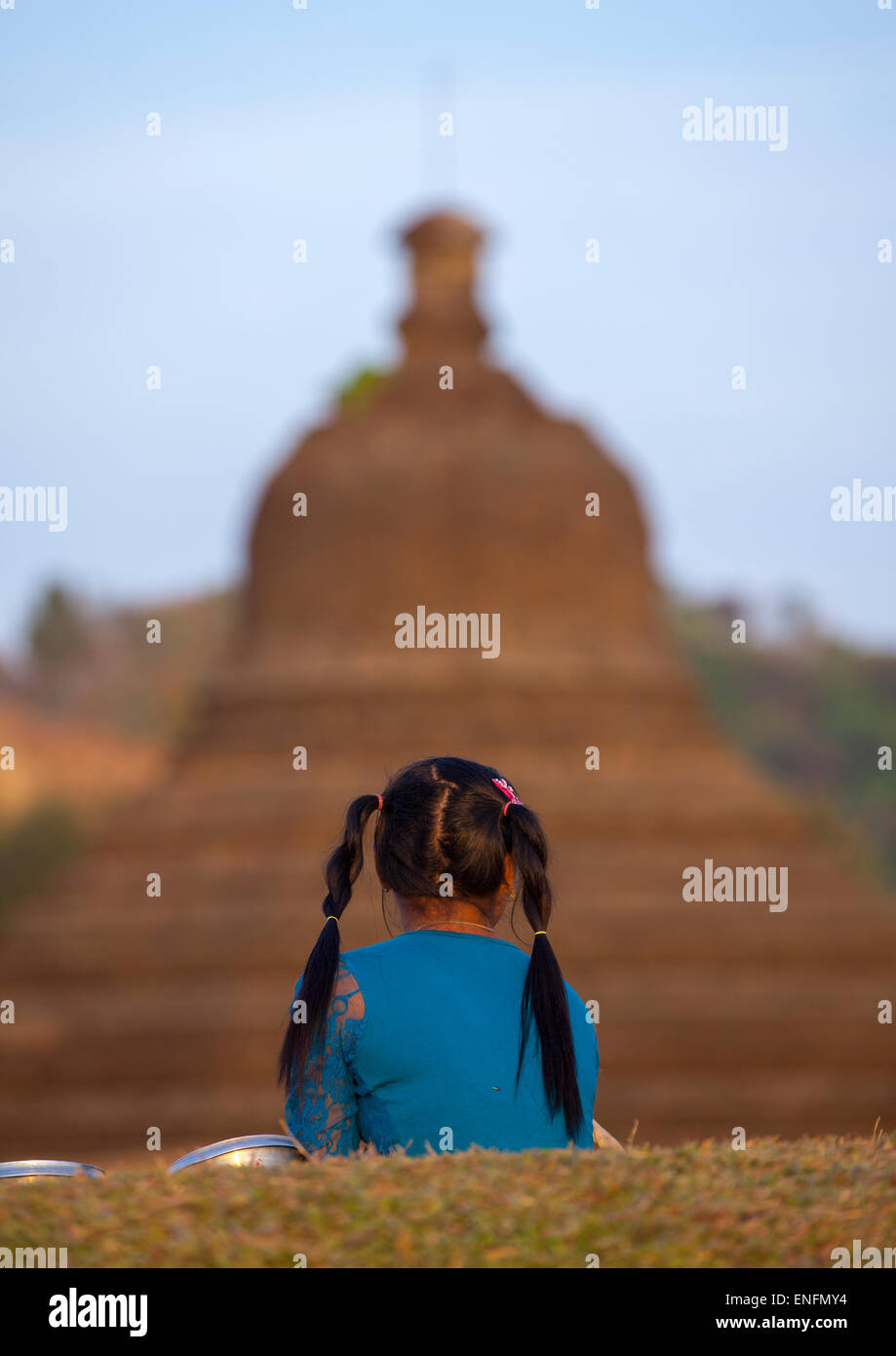 Jeune fille en face de Temple Bouddhiste, Mrauk U, Myanmar Banque D'Images