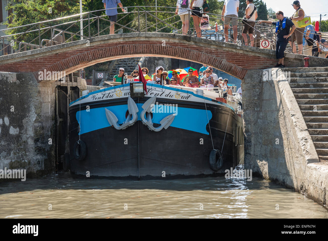 Blocage de Fonserannes avec bateau de croisière, Canal du Midi, Béziers, Languedoc-Roussillon, Aude, France Banque D'Images