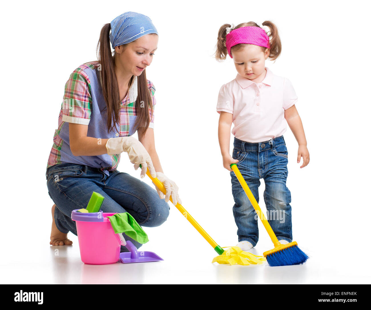 Heureux Mère avec enfant chambre de nettoyage et d'avoir du plaisir Banque D'Images