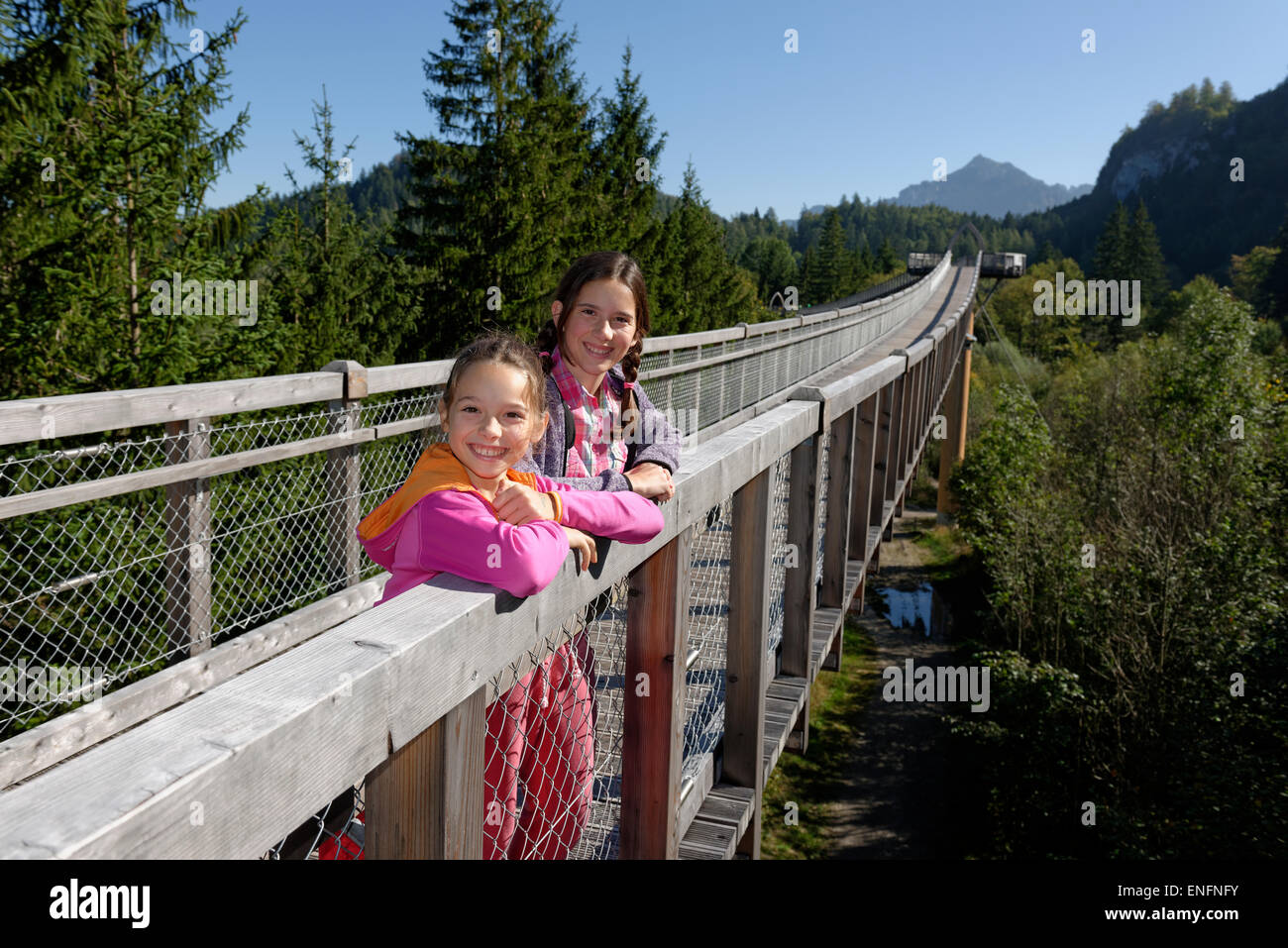 Deux filles sur le parcours à pied, Walderlebniszentrum Ziegelwies, près de Füssen, Ostallgäu, souabe, Bavière, Allemagne Banque D'Images