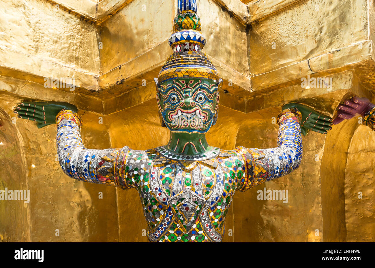 Yaksha statue au golden Chedi, Wat Phra Kaeo, Grand Palais, Palais Royal, Bangkok, Thaïlande Banque D'Images