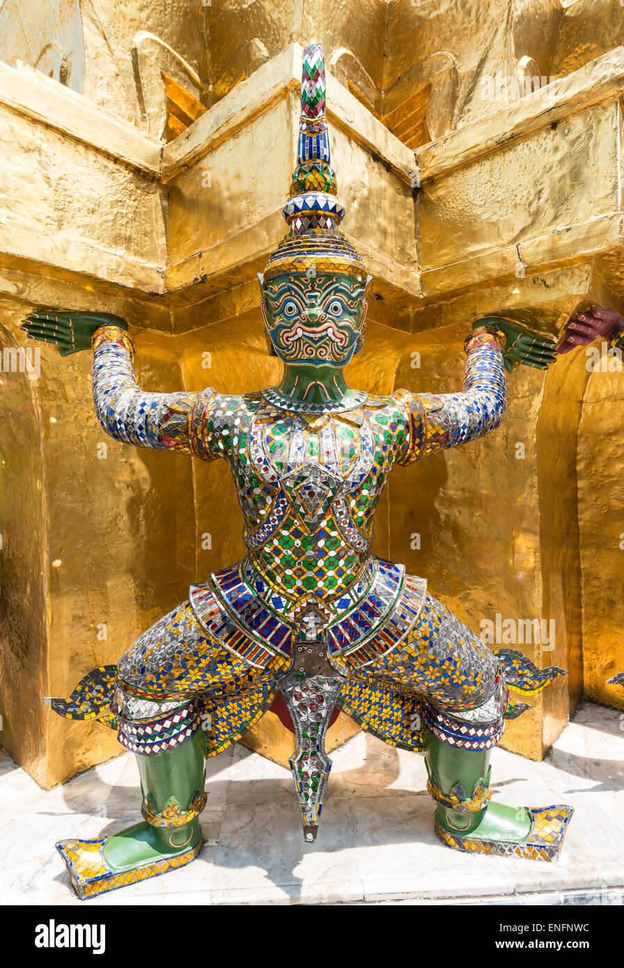 Yaksha statue au golden Chedi, Wat Phra Kaeo, Grand Palais, Palais Royal, Bangkok, Thaïlande Banque D'Images