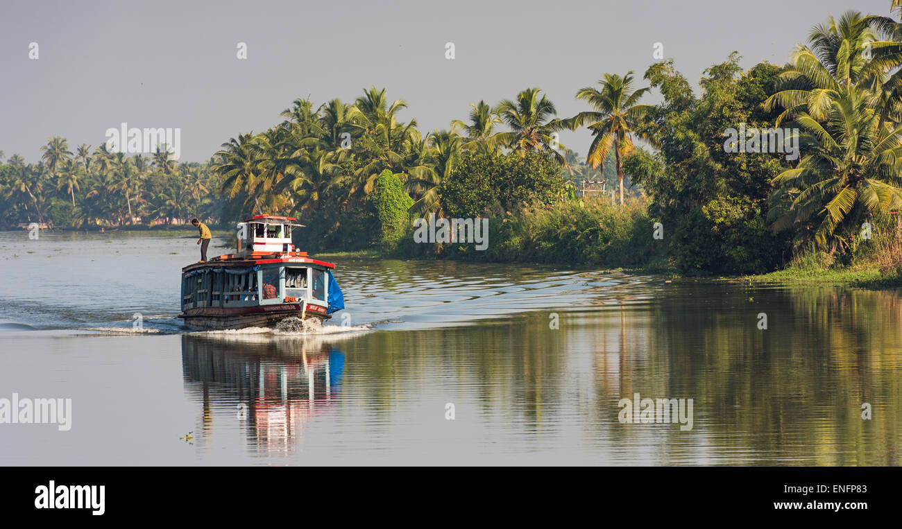 Ferry, l'eau dormante de canaux, du Lac Vembanad, Kerala, Inde Banque D'Images