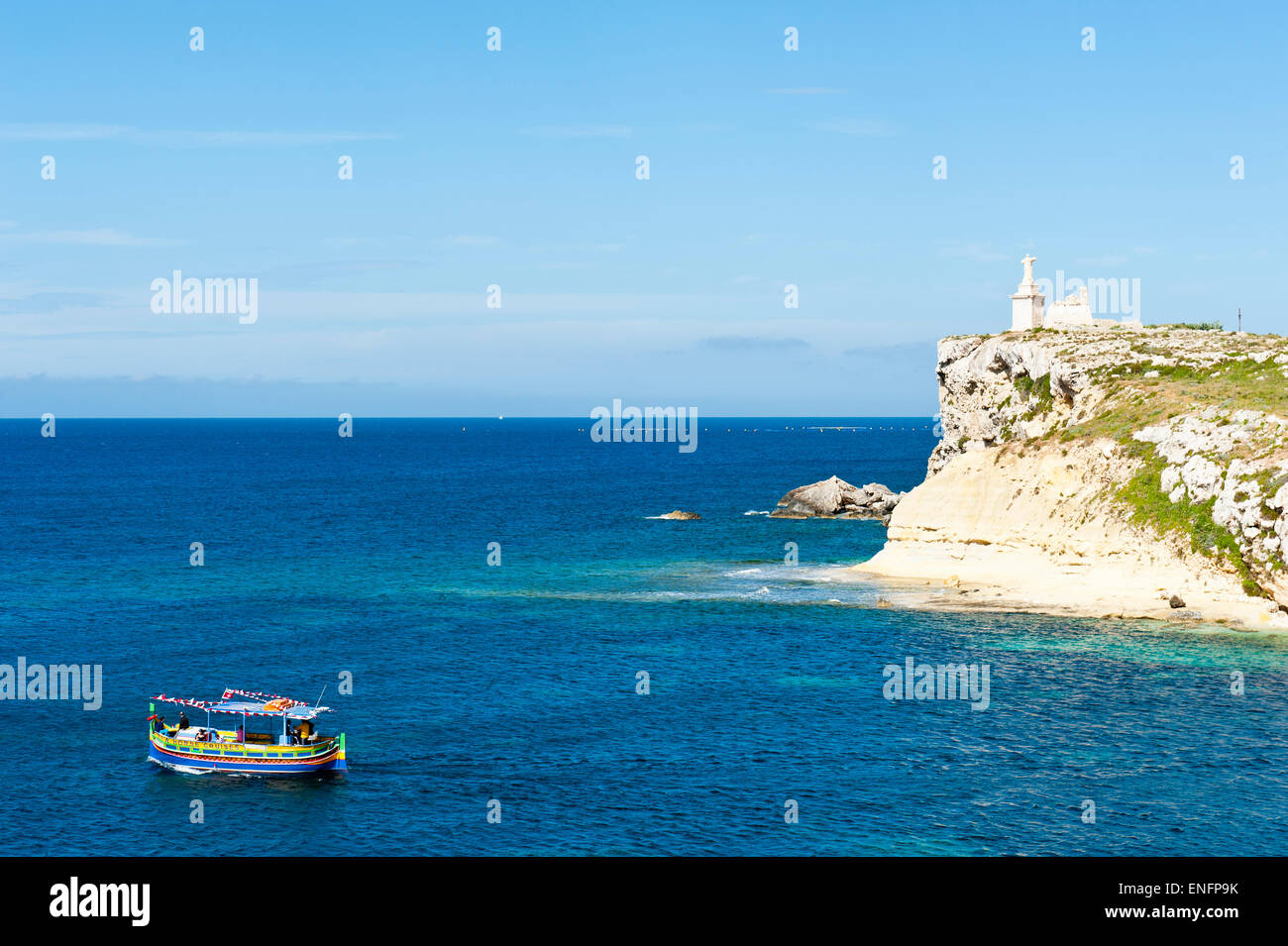 Petite île rocheuse avec monument, St. Paul's Islands, Il-Gżejjer "ta un cliquet, Malte Banque D'Images