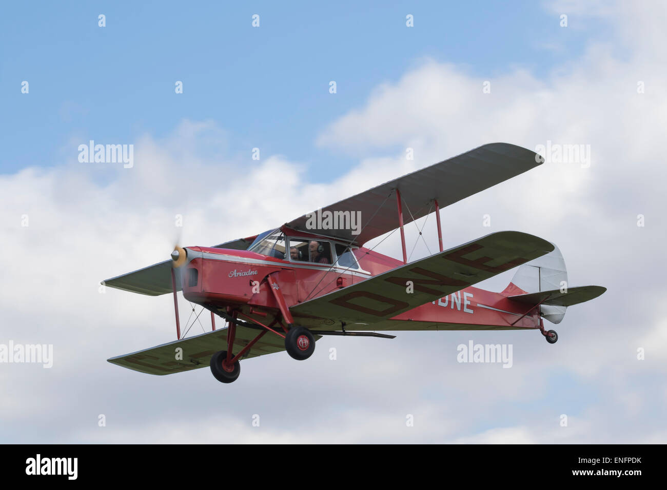 DH87B Hornet Moth, construit en 1936, immatriculé G-ADNE, en vol à Breighton. Banque D'Images