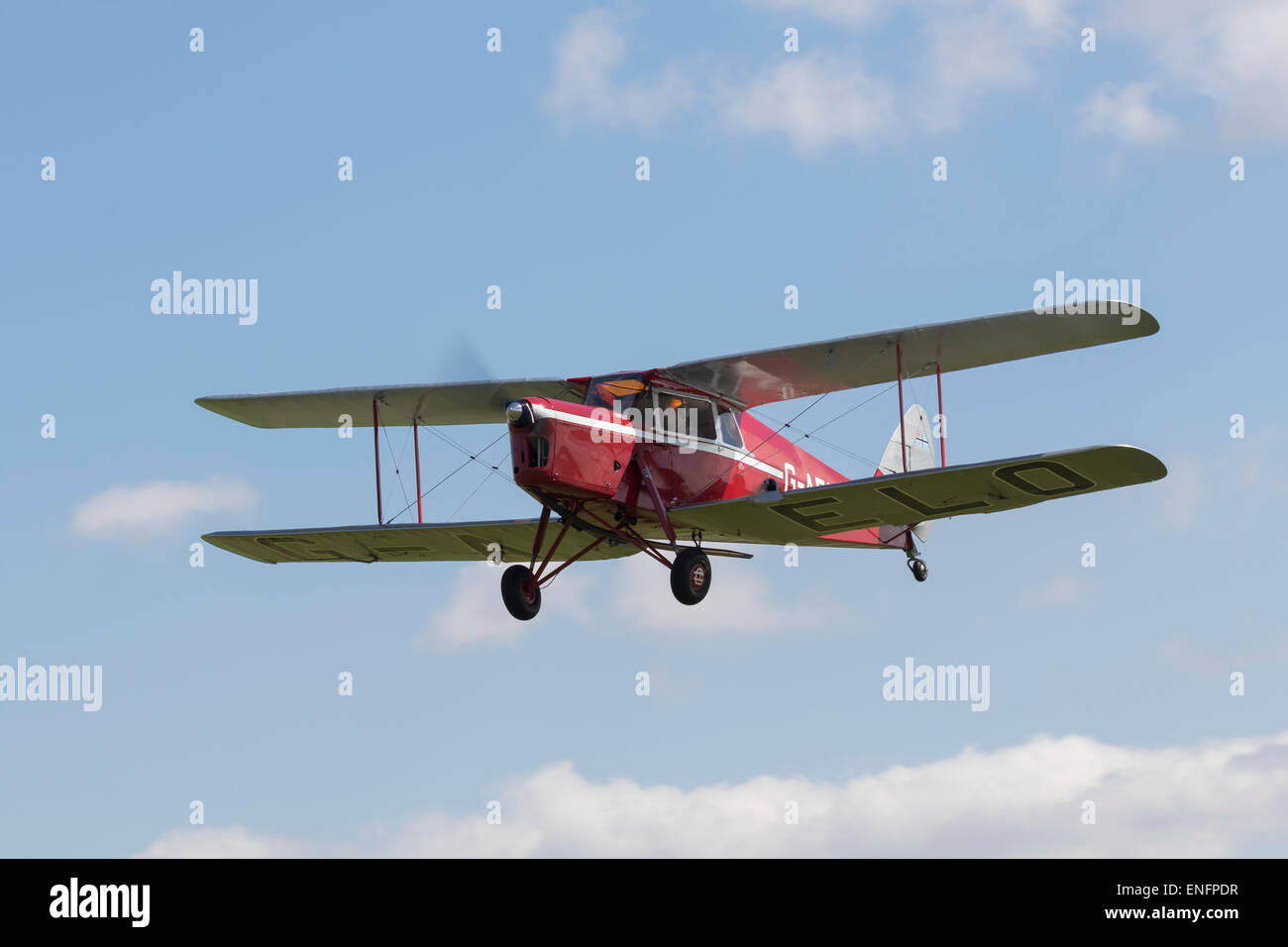 DH87 Hornet Moth, construit en 1936, immatriculé G-AELO, en vol à Breighton. Banque D'Images