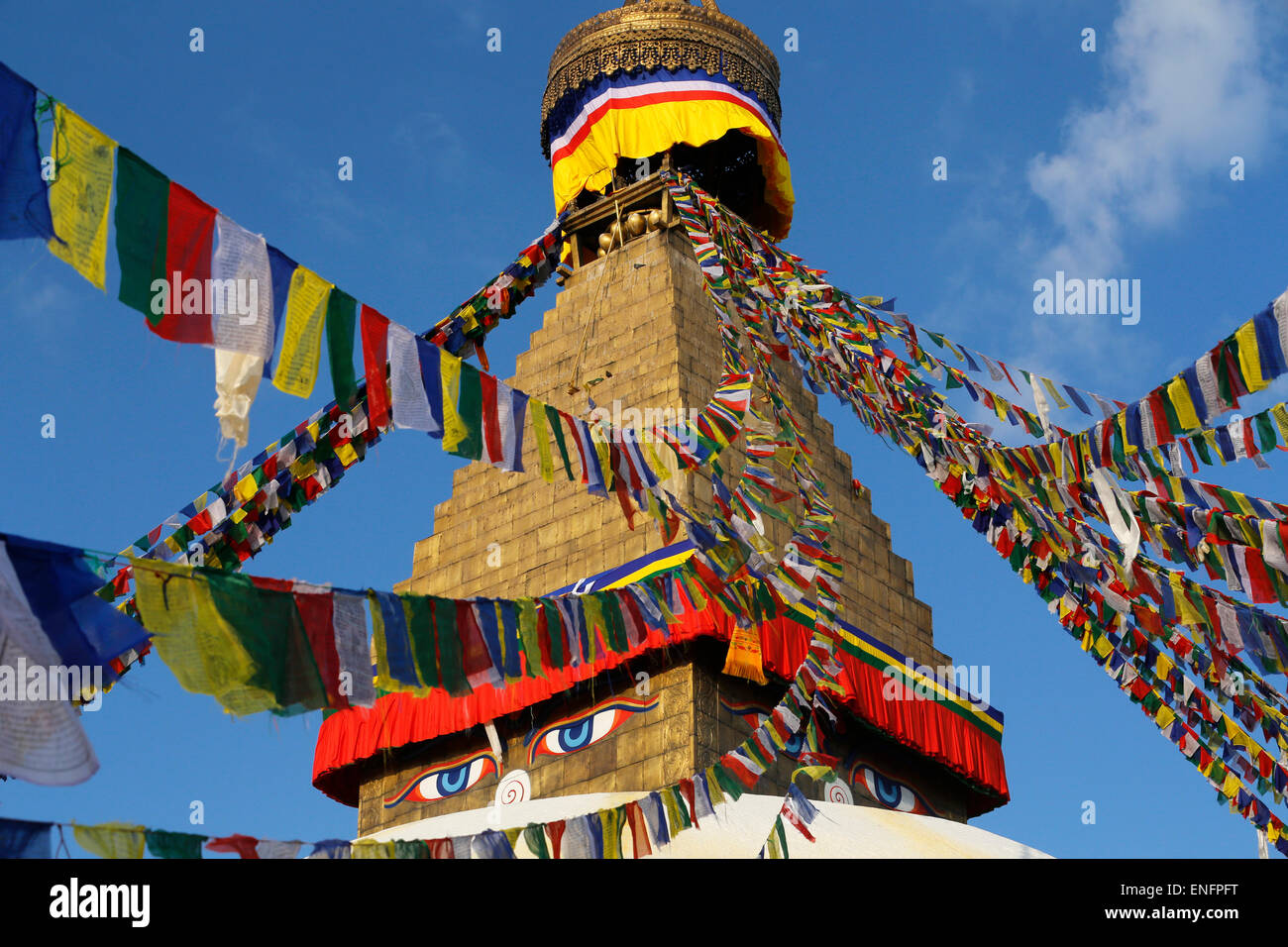 Les yeux sous les drapeaux de prière, Stupa de Boudhanath, Katmandou, Népal Banque D'Images
