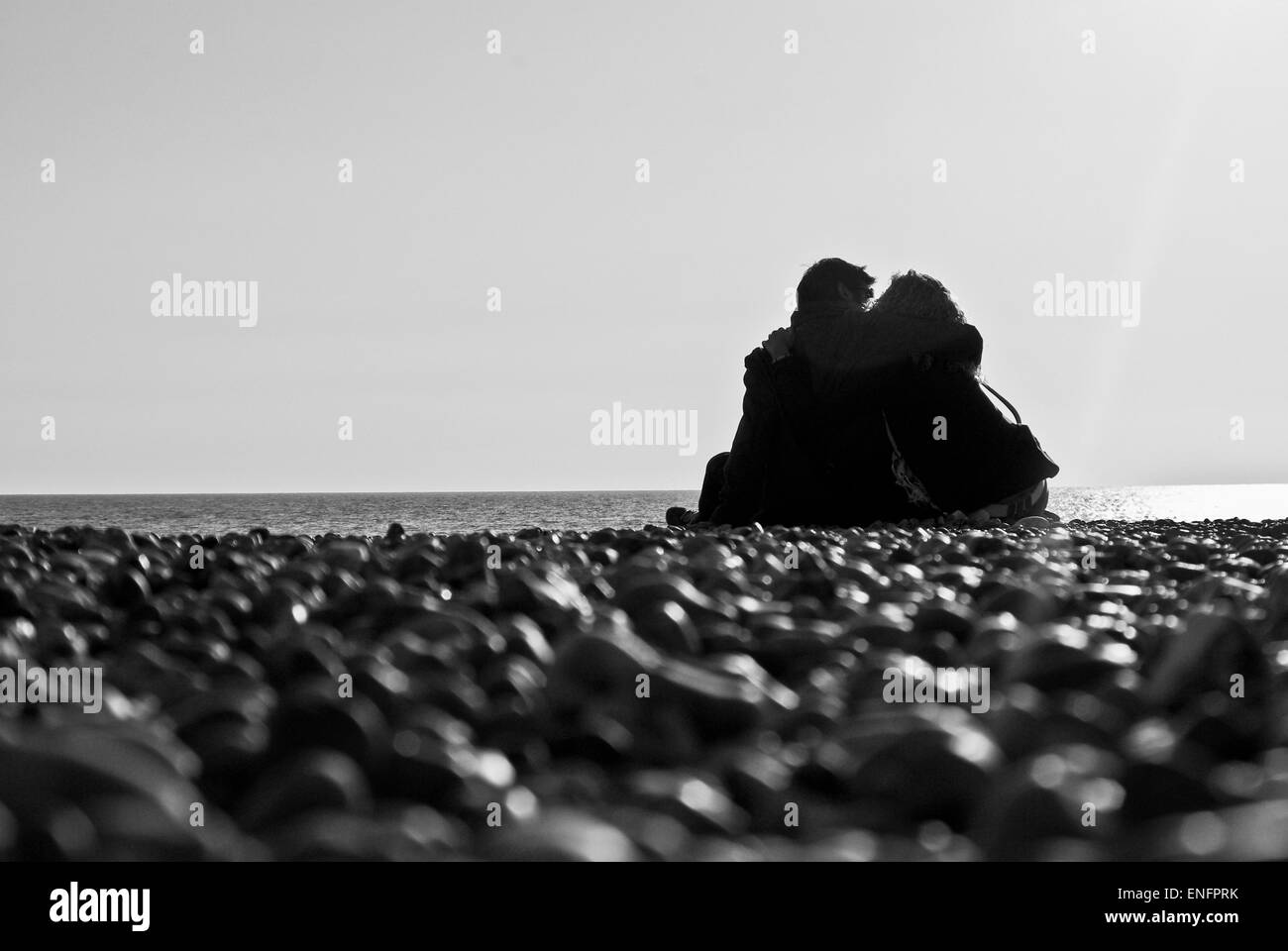 Couple on beach, Black & White silhouette Banque D'Images