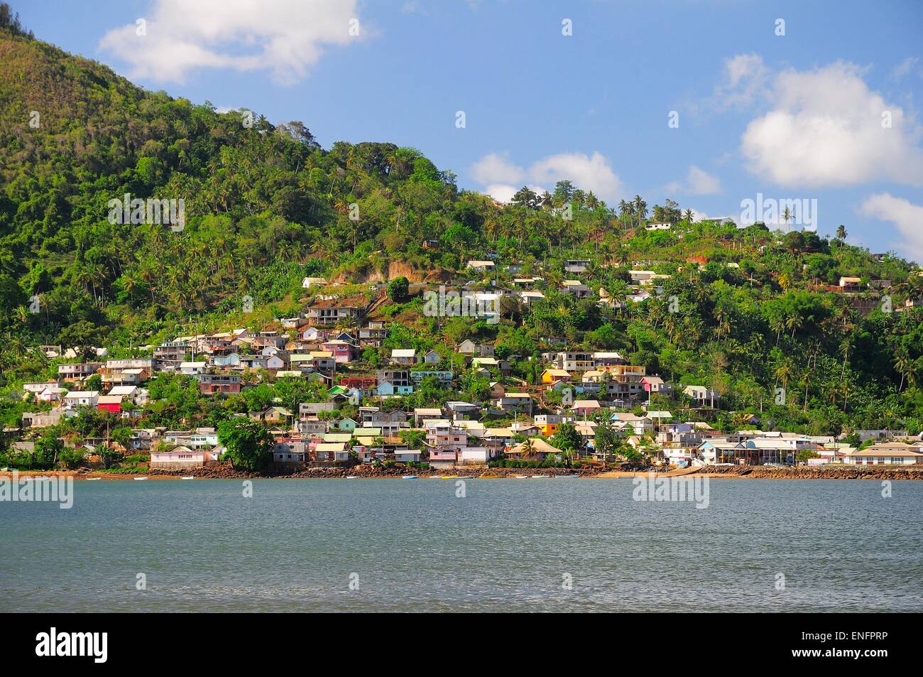 Vue depuis la mer vers les maisons du village, Manjagou, Baie de Chiconi, Mayotte Banque D'Images