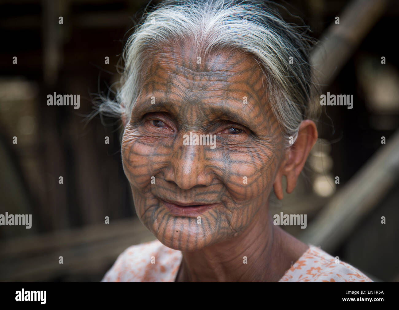 Chin Tribal Femme Avec Tatouage Sur Le Visage Mrauk U