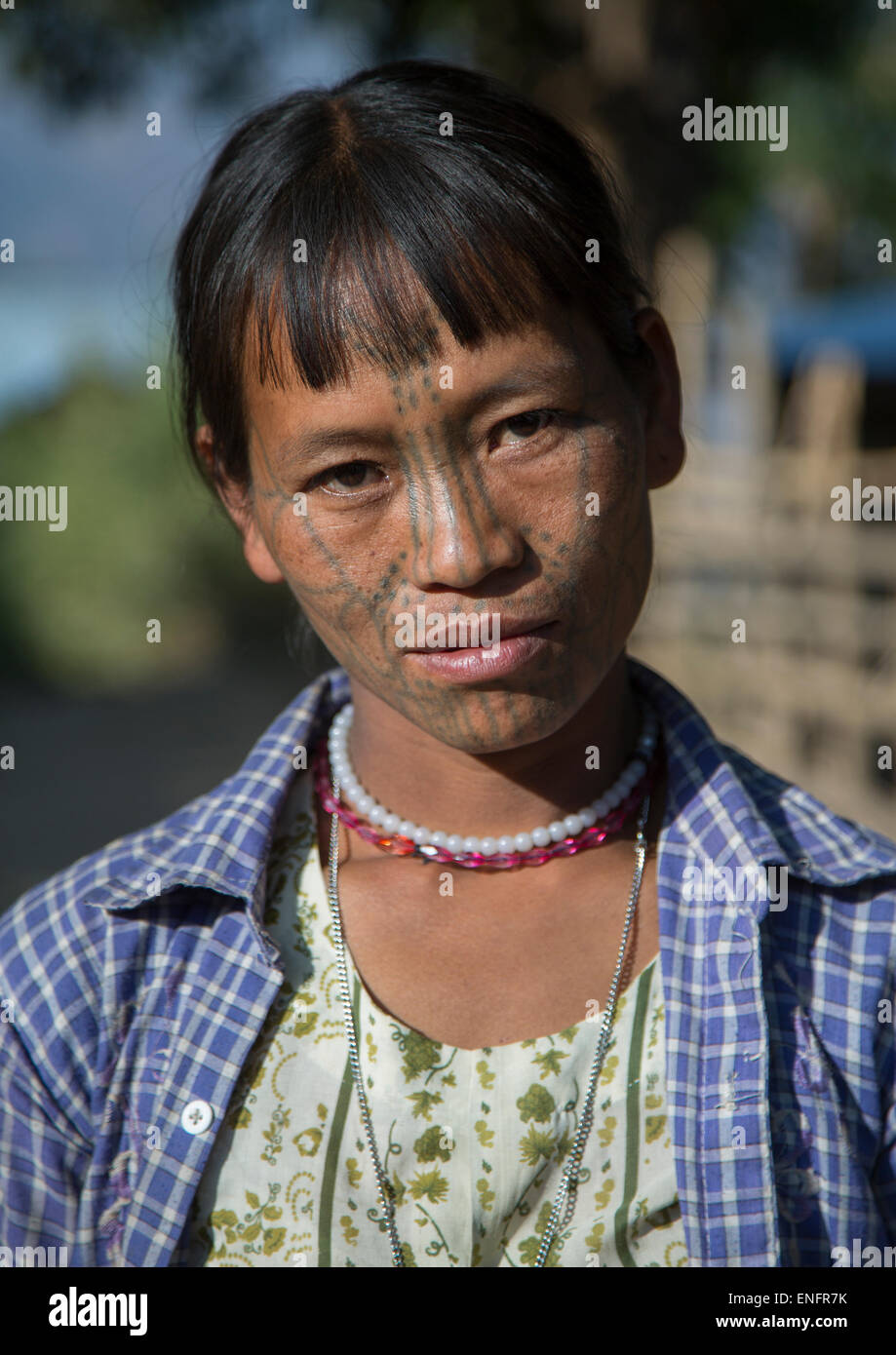 Femme de Chin tribal tribu Muun avec tatouage sur le visage, Myanmar, Mindat Banque D'Images