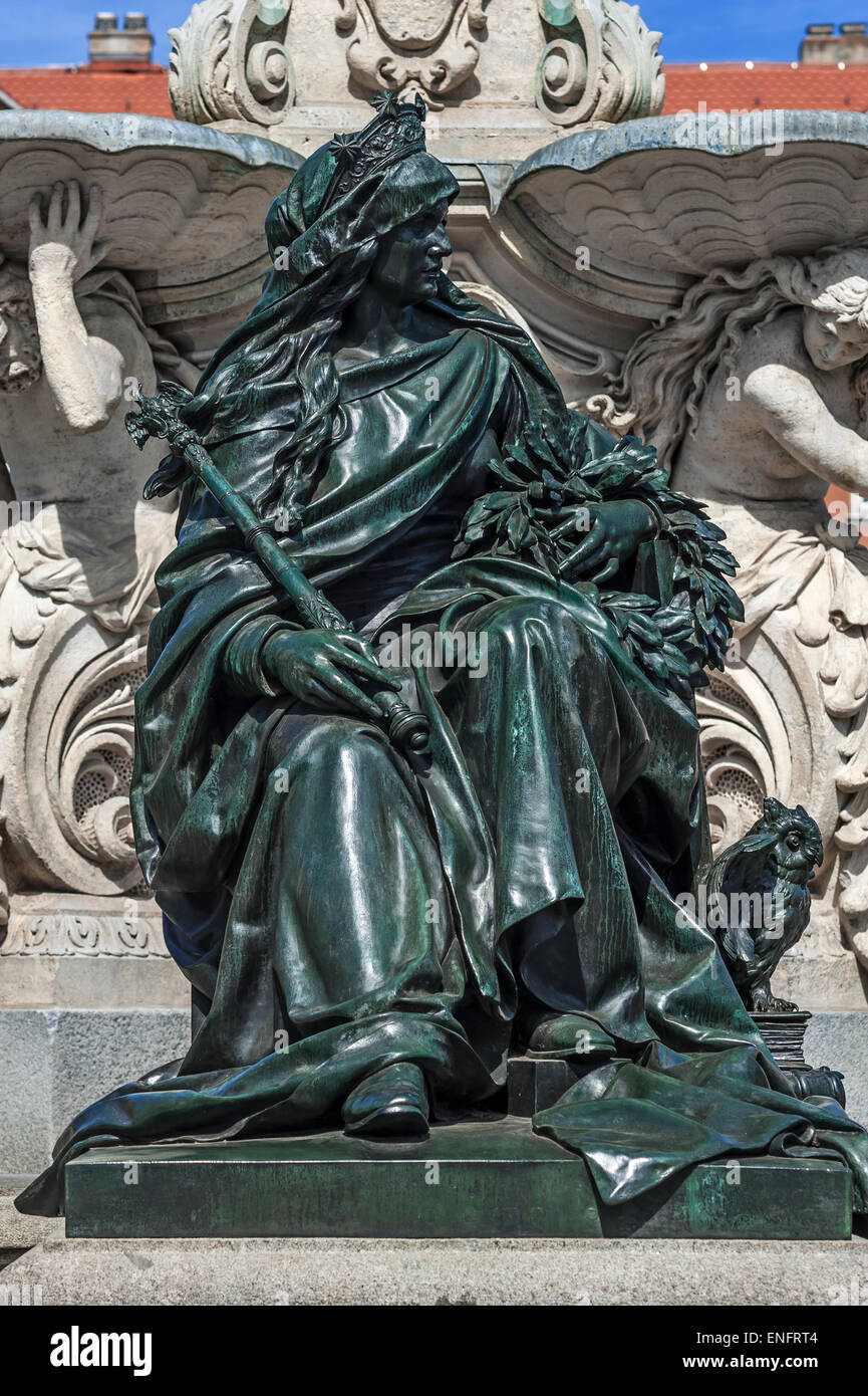 Sculpture d'Alma Mater avec les symboles de la science à la Fontaine de Pauli de 1889, Erlangen, Middle Franconia, Bavaria Banque D'Images