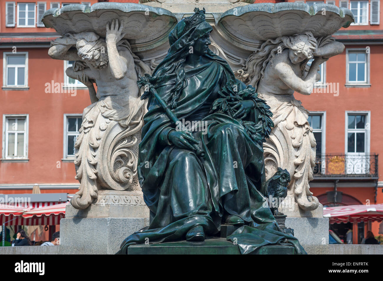 Sculpture d'Alma Mater avec les symboles de la science à la Fontaine de Pauli de 1889, Erlangen, Middle Franconia, Bavaria Banque D'Images
