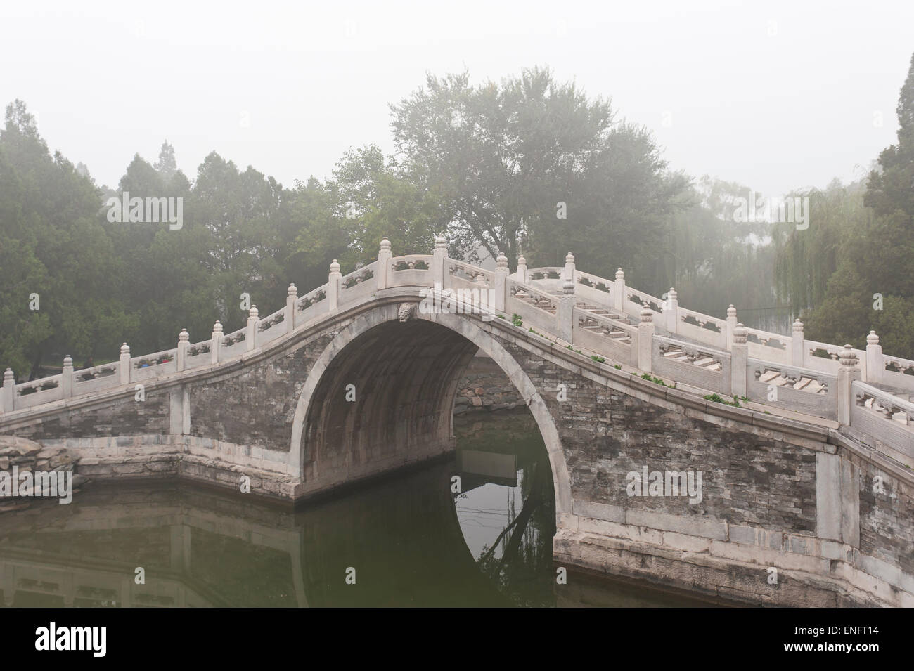 Brouillard, arch bridge, jardin chinois, art nouveau Palais d'été, Pékin, Chine Banque D'Images