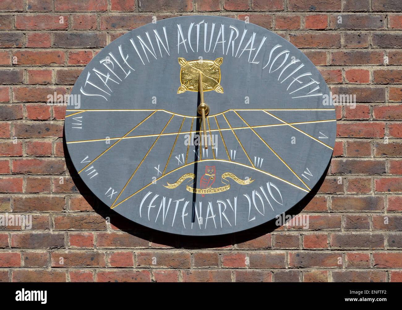 Londres, Angleterre, Royaume-Uni. Staple Inn. Cadran solaire commémorant le 100e anniversaire de la base de l'Inn Actuarial Society Banque D'Images