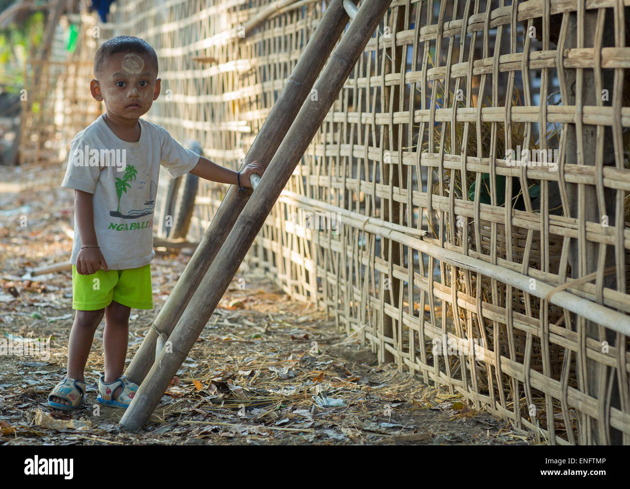 Garçon Rohingya, Thandwe, Myanmar Banque D'Images