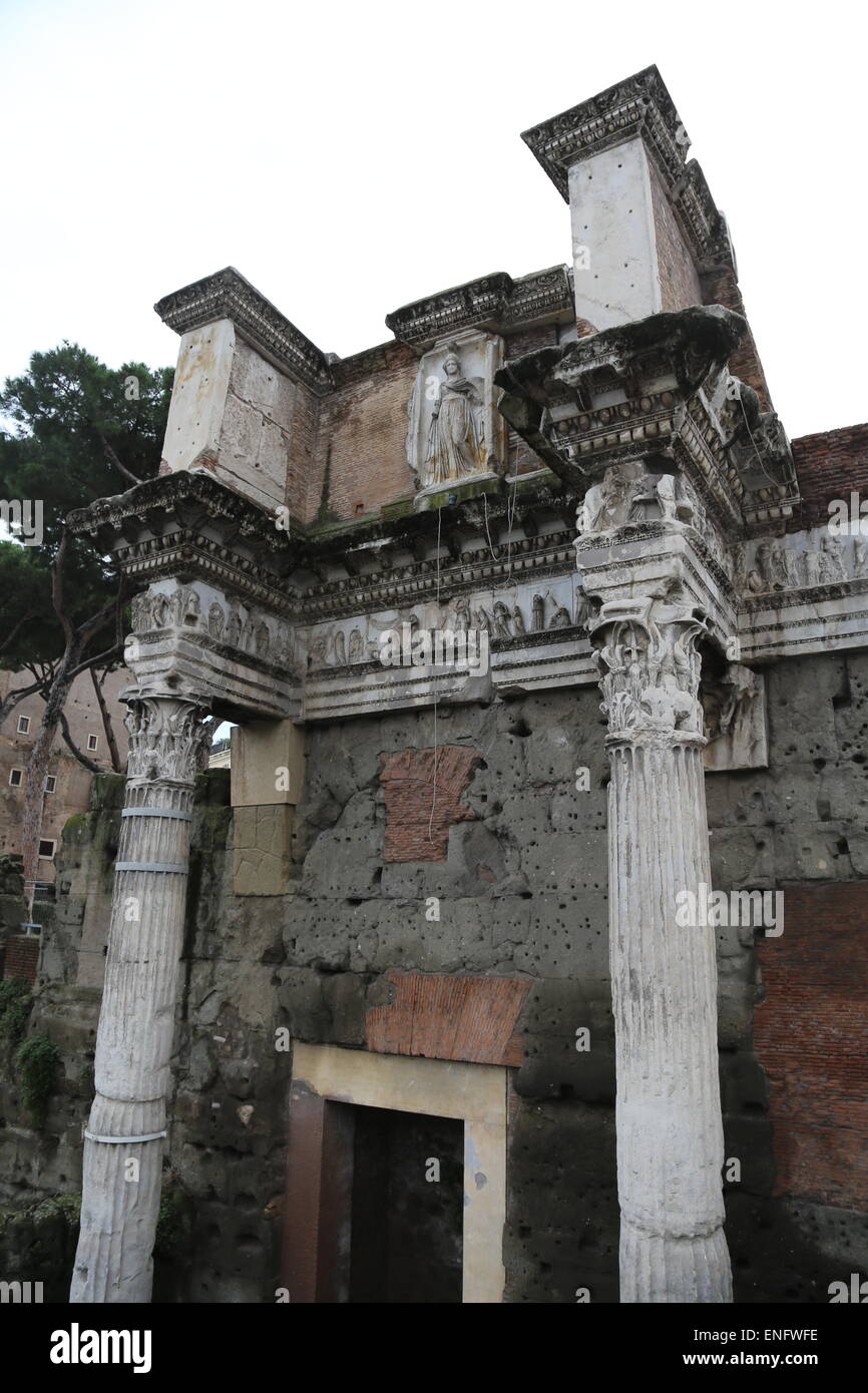 L'Italie. Rome. Forum de Nerva. Temple de Minerva. 1er siècle après JC. Vestiges de péristyle. Banque D'Images