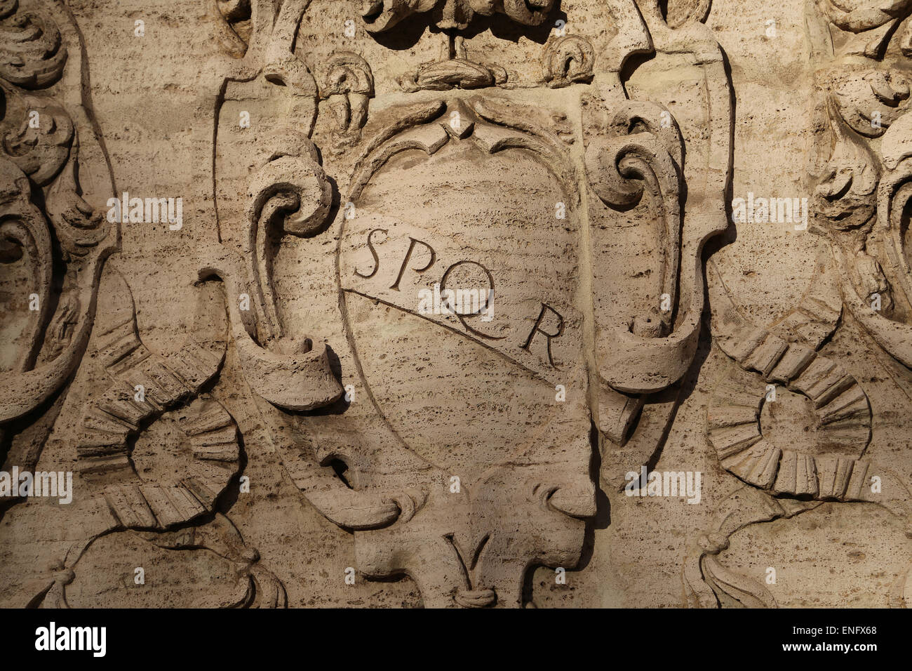Les pitbulls. Le Sénat et le peuple de Rome. Inscription en pierre. Monument public. Rome. L'Italie. Banque D'Images