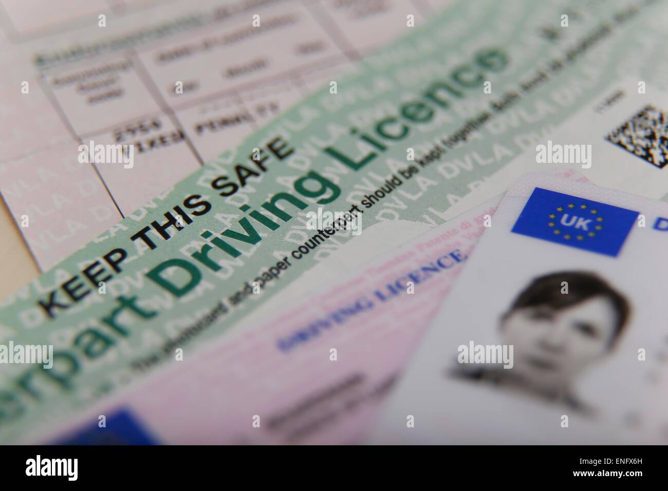 Un document du Royaume-Uni et permis de conduire carte en plastique Banque D'Images