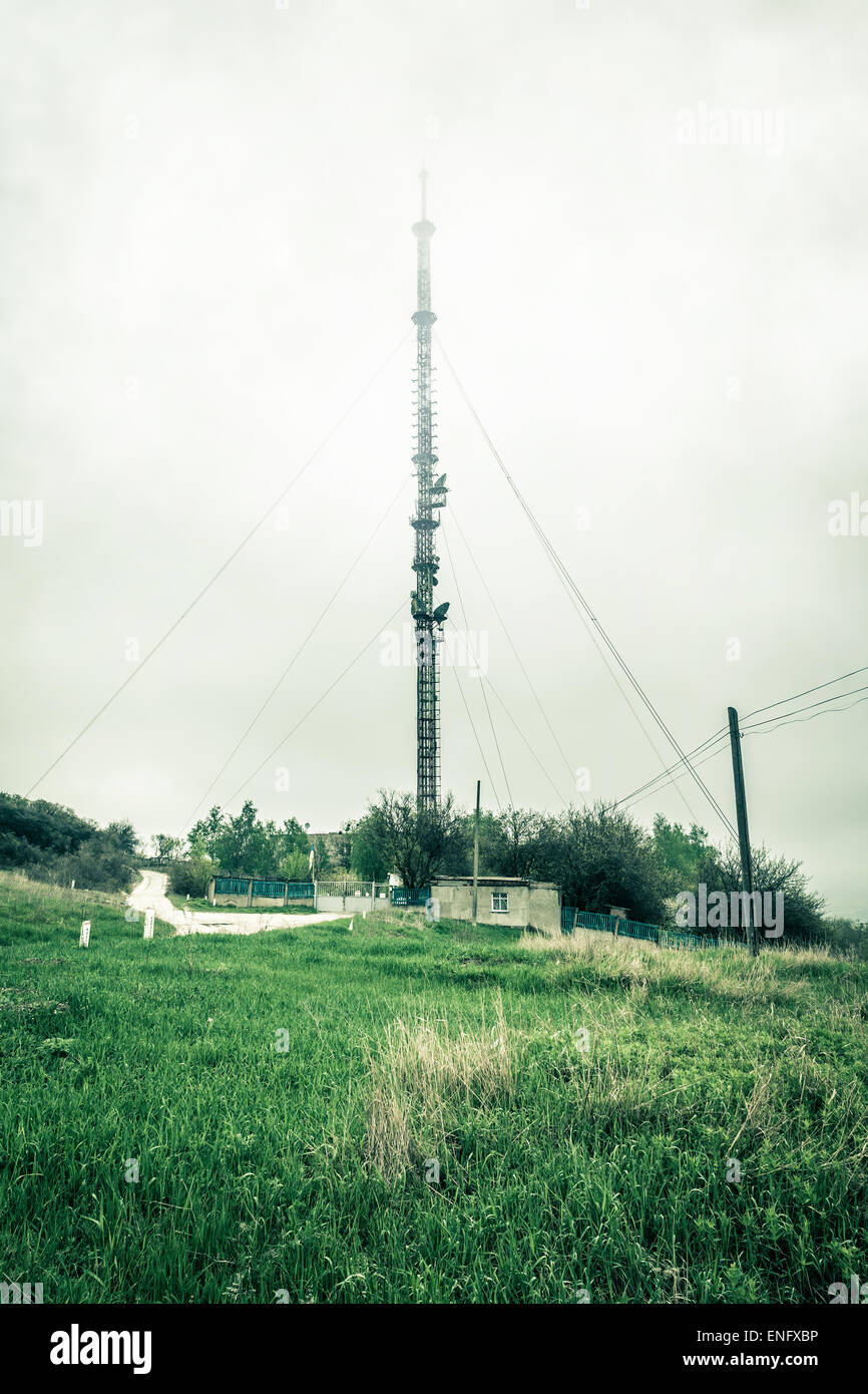 Tour de télévision et de radio debout sur une colline Banque D'Images