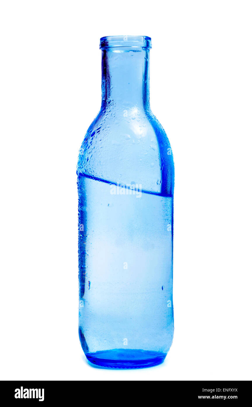 Un flacon en verre bleu d'eau minérale sur un fond blanc Banque D'Images