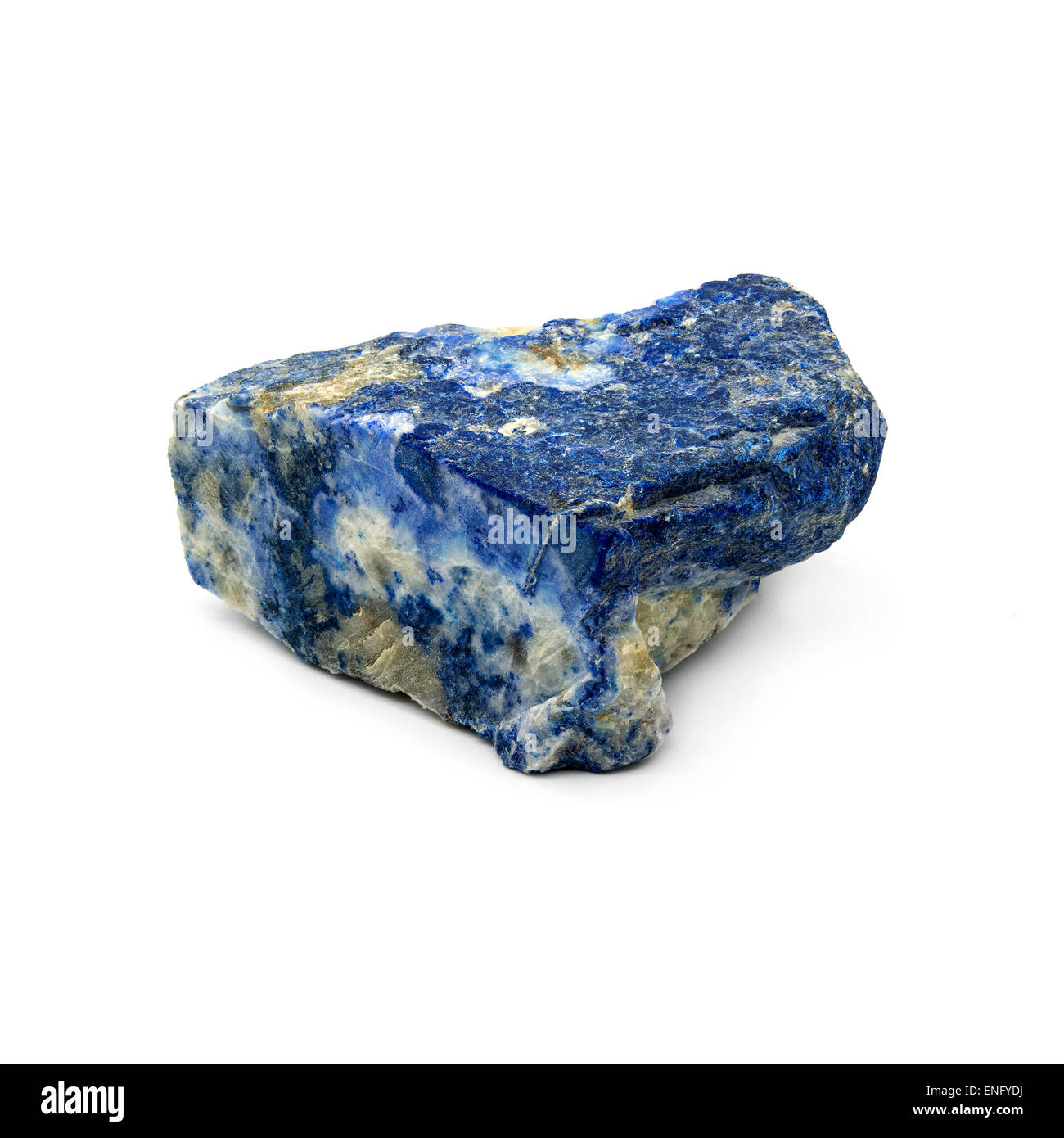 Pierre lapis-lazuli brut naturel sur un fond blanc. Banque D'Images