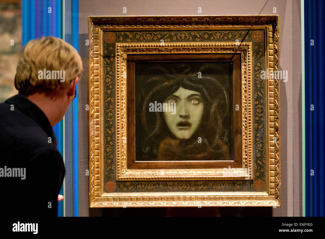 La peinture 'Medusa' par Franz von Stuck (autour de 1892) peut être vu pendant le montage de l'exposition 'Monsters. Les images de l'horrible de la b.d. au Germanisches Nationalmuseum de Nuremberg, Allemagne, 04 mai 2015. L'exposition spéciale, qui se tiendra du 07 mai au 09 septembre 2015, présente monster mythes du moyen-âge à l'autre. Photo : DANIEL KARMANN/dpa Banque D'Images