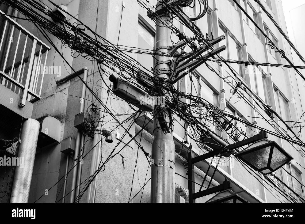 Des câbles aériens et les fils dans la rue à Tokyo Banque D'Images