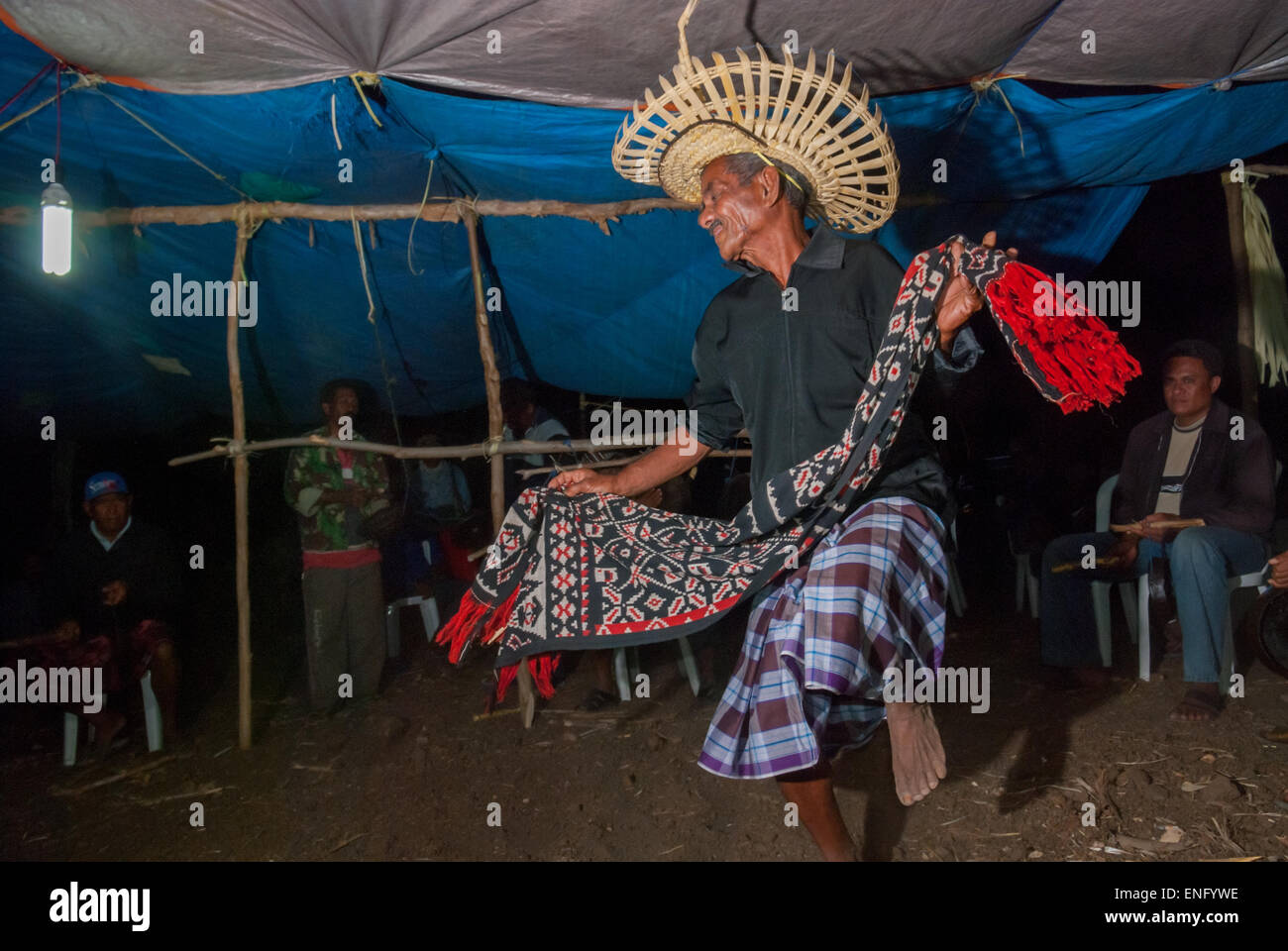 Un homme en costume traditionnel dansant lors d'un rassemblement de communauté traditionnelle dans le village de Maubesi, île de Rote, Nusa Tenggara est, Indonésie. Banque D'Images